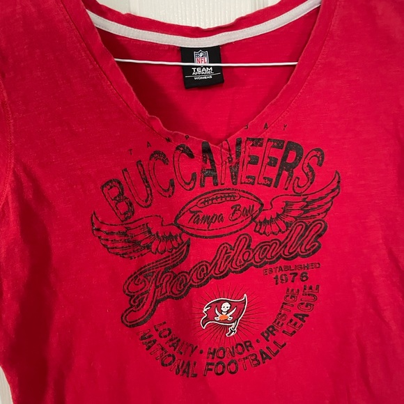 TAMPA BAY BUCCANEERS SHORT SLEEVE - Picture 2 of 2